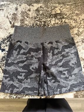 NVGTN Women's Gray Camouflage High-Waist Bike Shorts